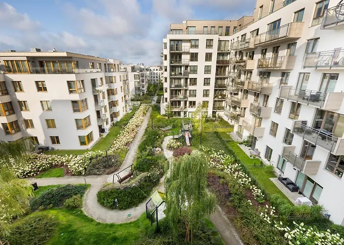 Cheerful Lesmiana Garnizon Estate By Renters Appartement Gdańsk