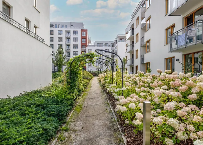 Cheerful Lesmiana Garnizon Estate By Renters Appartement Gdańsk