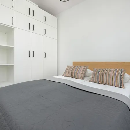 Cheerful Lesmiana Garnizon Estate By Renters * 그단스크
